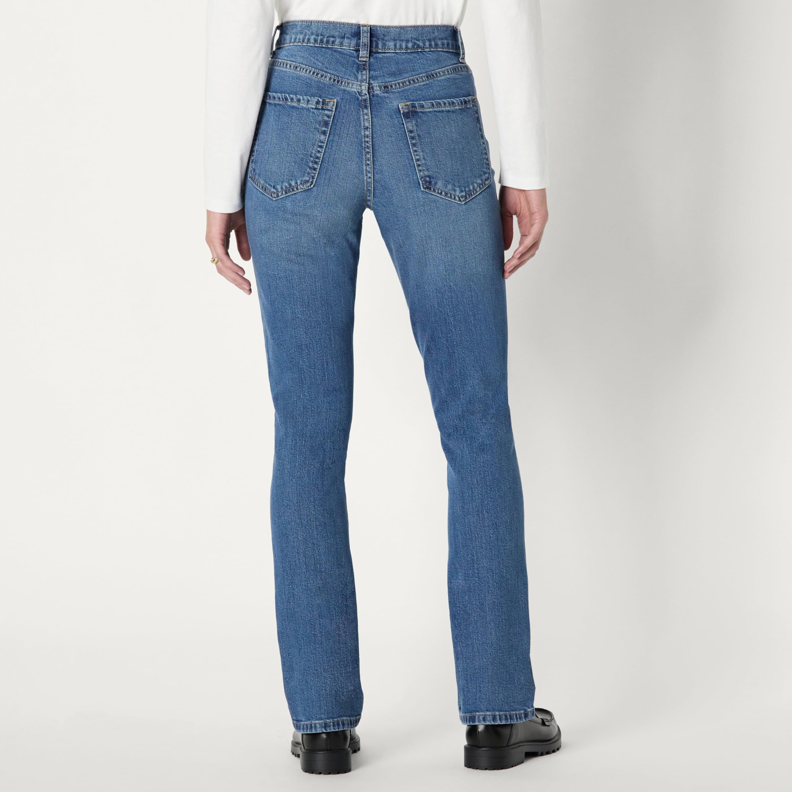 Amazon Essentials Women's Medium Stretch Slim-Fit Mid-Rise Straight Leg Jeans