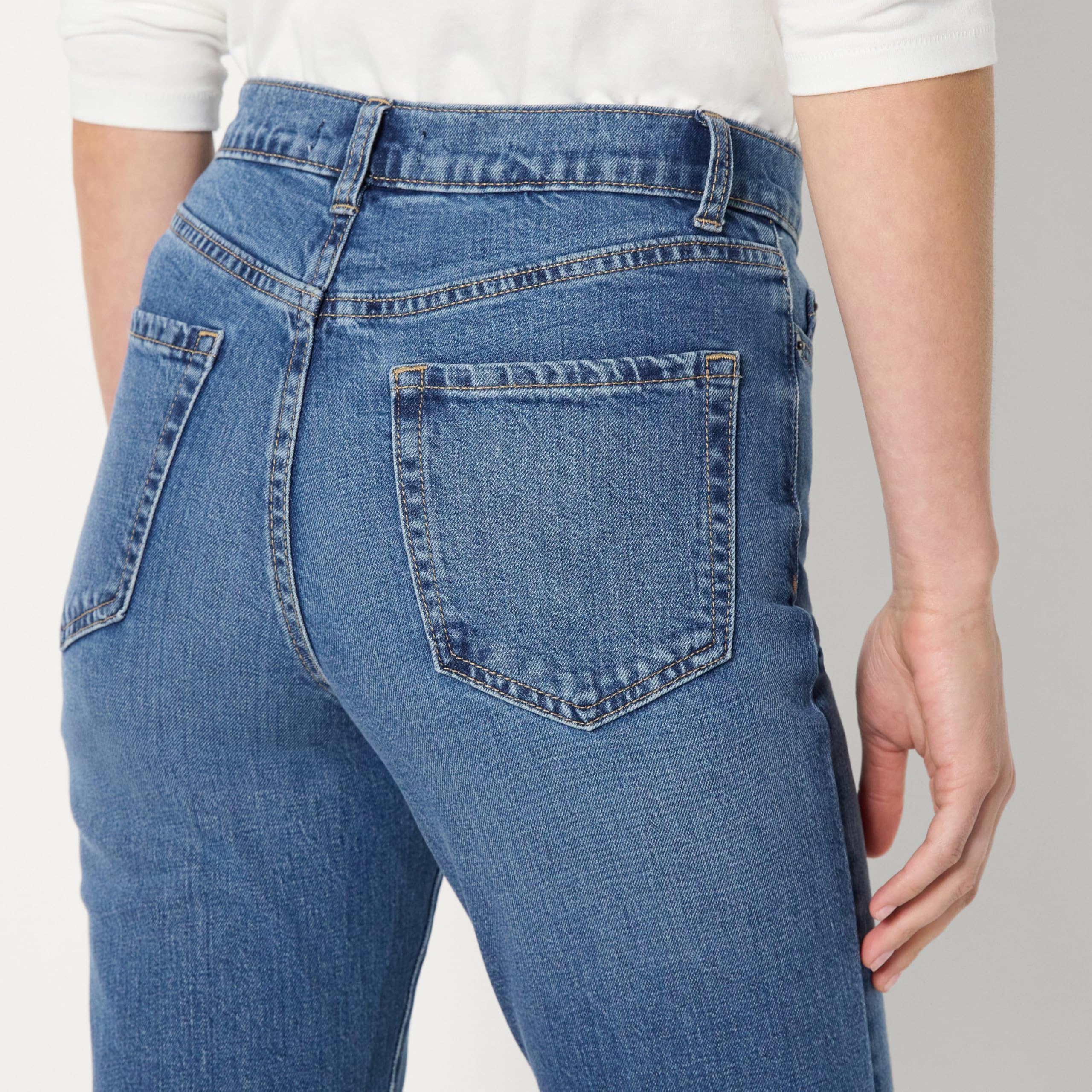 Amazon Essentials Women's Medium Stretch Slim-Fit Mid-Rise Straight Leg Jeans