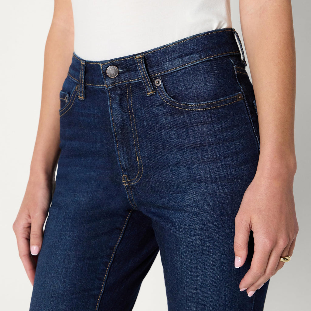 Amazon Essentials Women's Medium Stretch Slim-Fit Mid-Rise Straight Leg Jeans